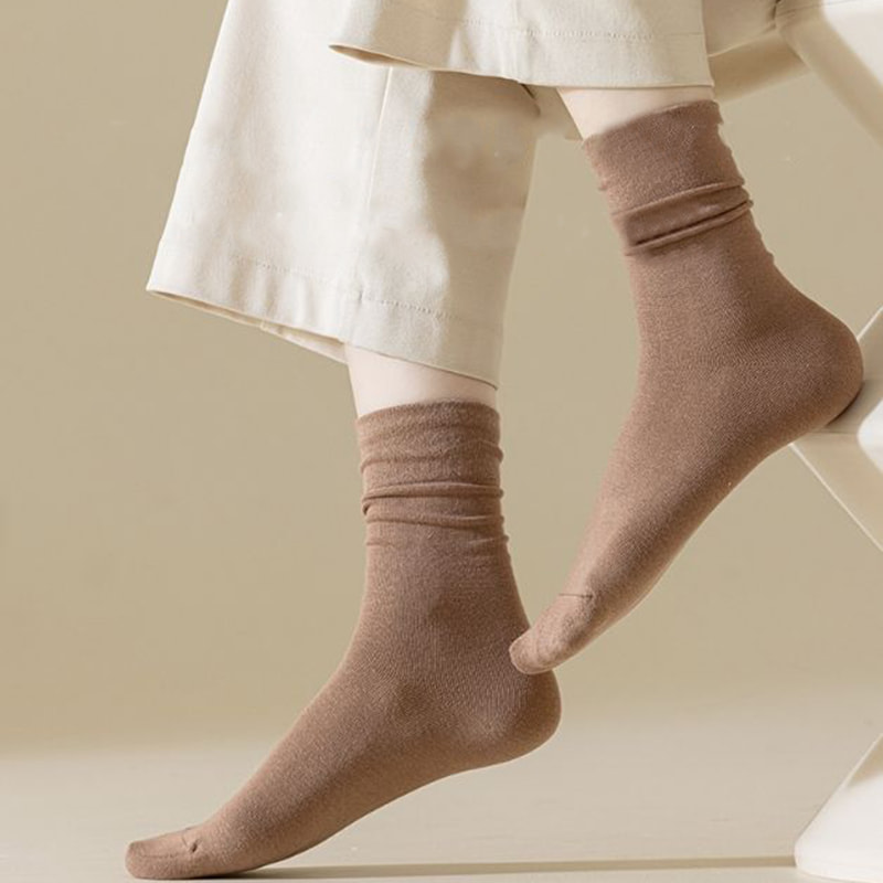 Čvrsta boja jeseni/zimski retro u stilu gomile čarape bijele čarape